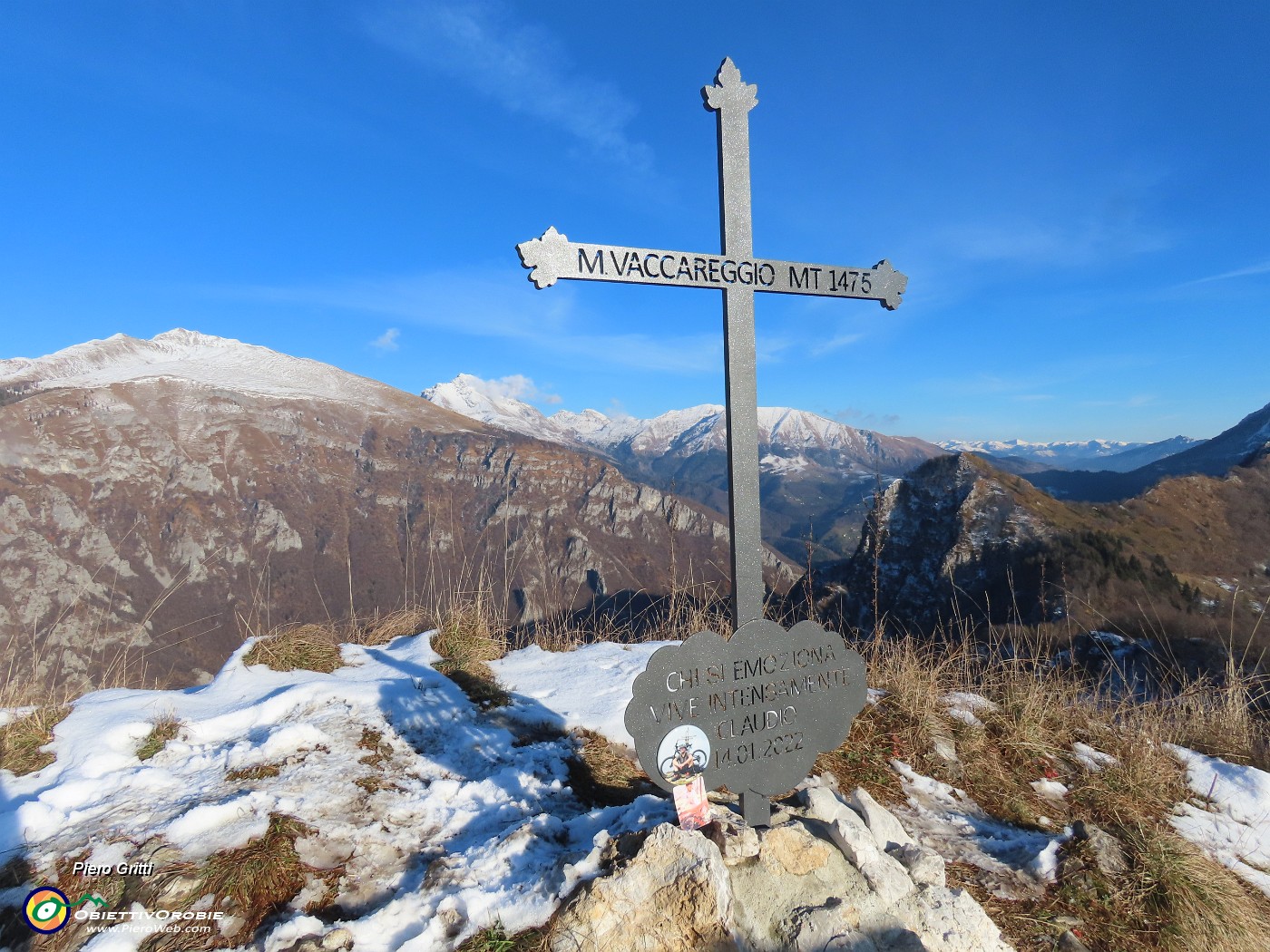 39 Alla croce del Vaccareggio (1475 m) vista da sx in Menna-Arera-Grem-Castello .JPG